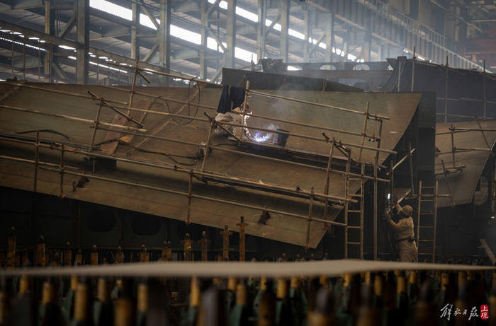 对船底部分段进行焊接。本报记者 孟雨涵 摄