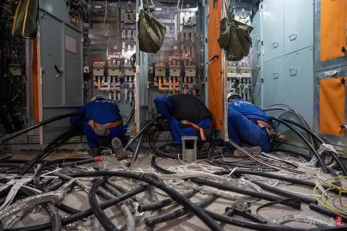 江南造船总装部电工正在对VLEC液化乙烯运输船内部进行接线。 本报记者 孟雨涵 摄