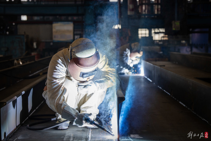 焊接船体加强筋。 本报记者 孟雨涵 摄