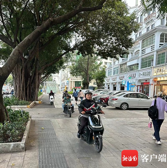 周冬冬正在配送。记者 胡丽齐 摄