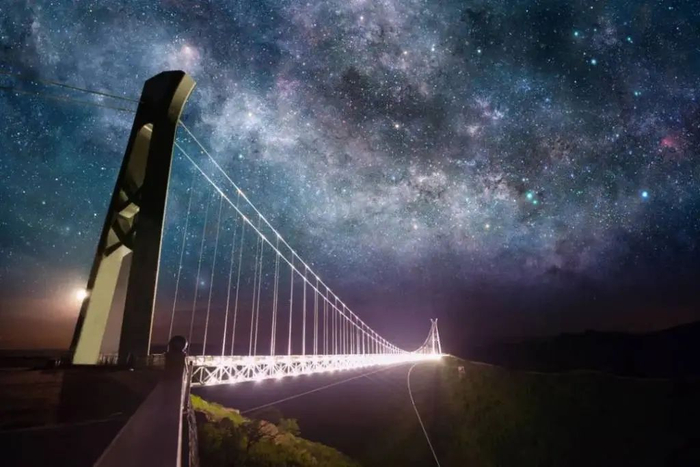 玻璃吊桥。图自尚义文化旅游