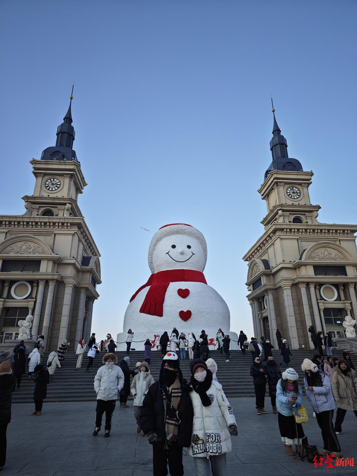 ▲游客在音乐长廊大雪人前留影
