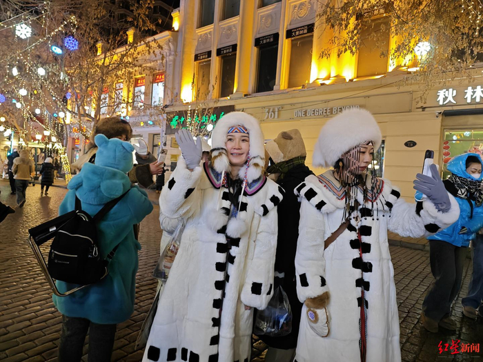 ▲鄂温克族民族服饰展示