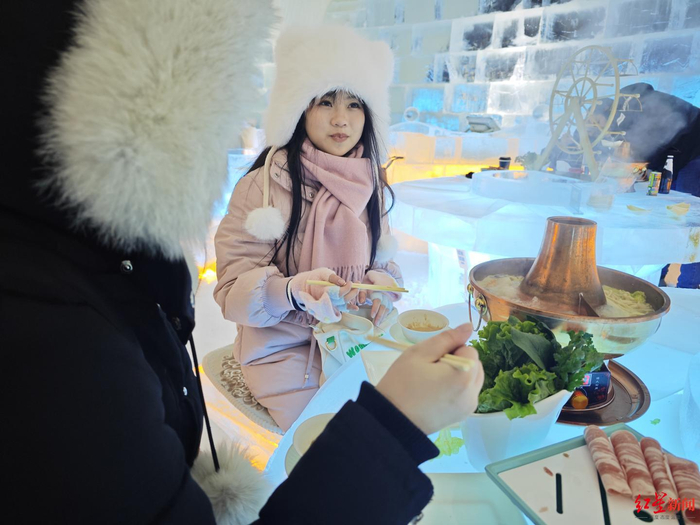 ▲冰雪大世界推出冰屋火锅吸引游客