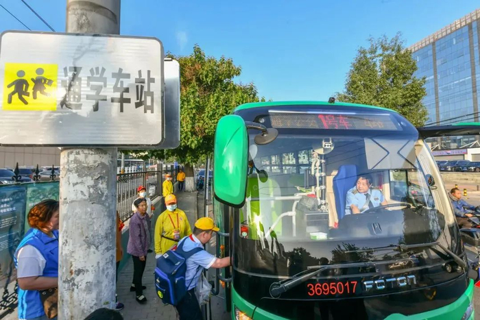 除了“通医专线”，北京还开通了25条“通学专线” 图源：劳动午报