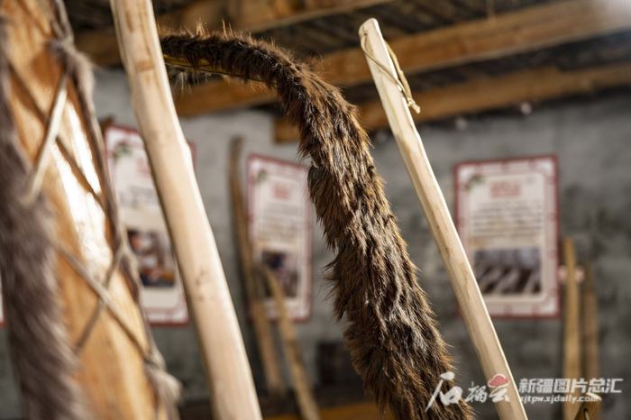 雪板下面的皮毛顺贴在滑板上，增加了滑行速度，上坡时逆毛，增大摩擦，起到防滑作用。天山网-新疆日报记者 聂宁 摄