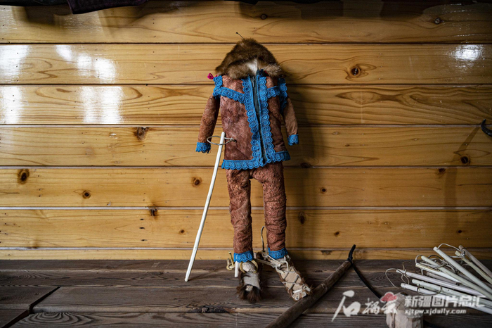 在斯兰别克老人的家中，摆放了众多和毛皮滑雪板制作技艺相关的旅游衍生品。天山网-新疆日报记者 聂宁 摄