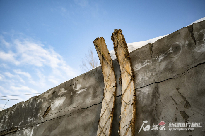 斯兰别克老人的家门前，摆放了一对巨型毛皮滑雪板。天山网-新疆日报记者 聂宁 摄