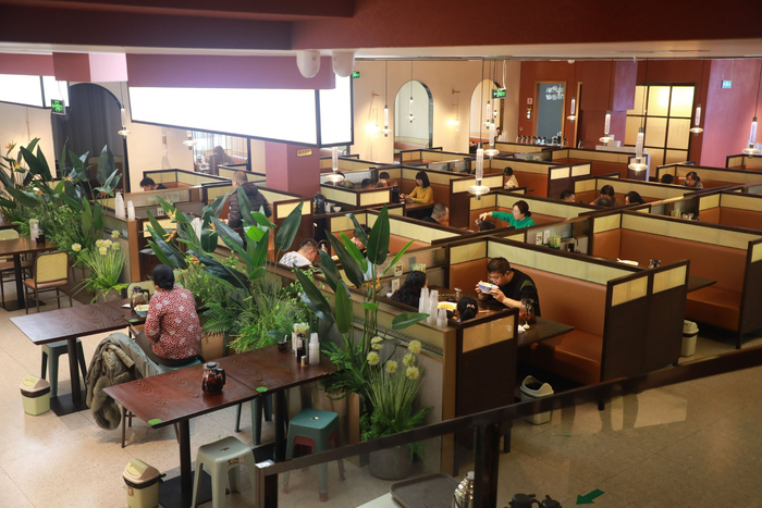 在苏子拉面吃早茶的顾客。