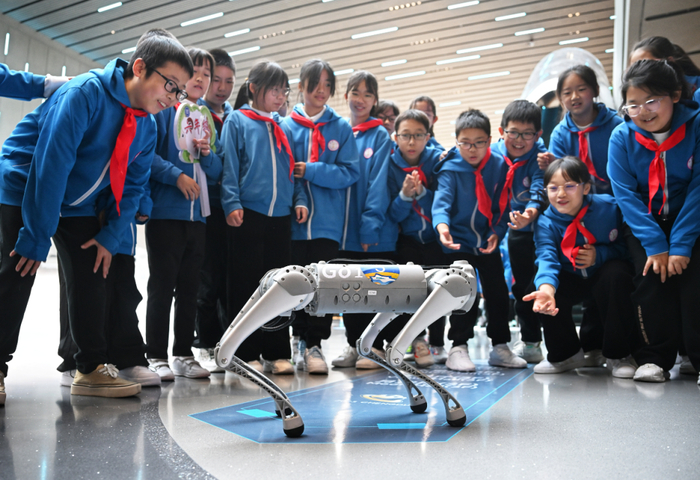 ▲2023成都世界科幻大会主题展上，小朋友与科技装置互动