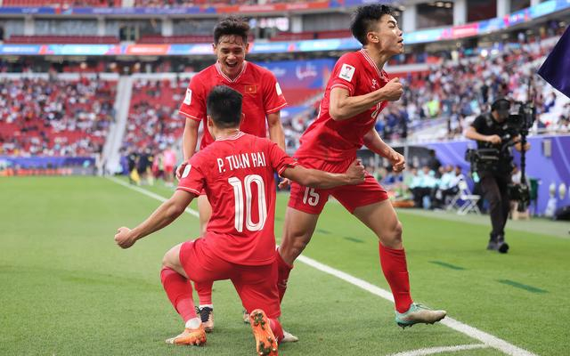 越南队球员范俊海（前左）进球后与队友庆祝。  图/新华社