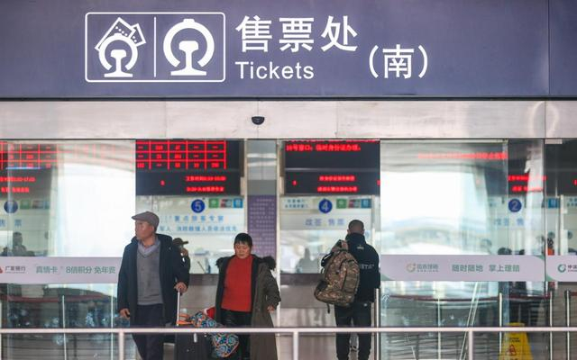 ▲1月12日，旅客在火车站售票大厅购买火车票。图/新华社