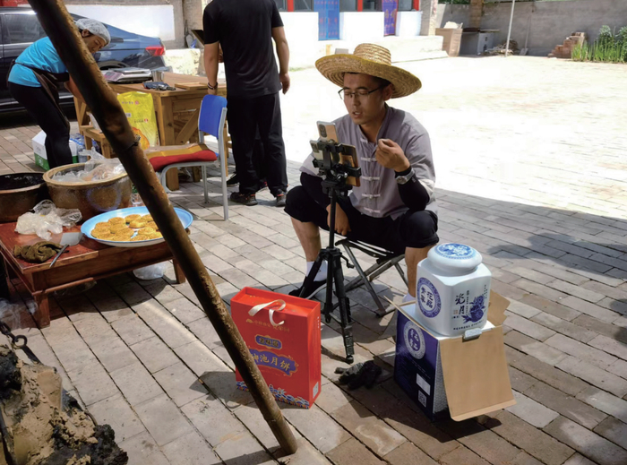 山西神池县返乡创业青年直播卖月饼。付伟 摄