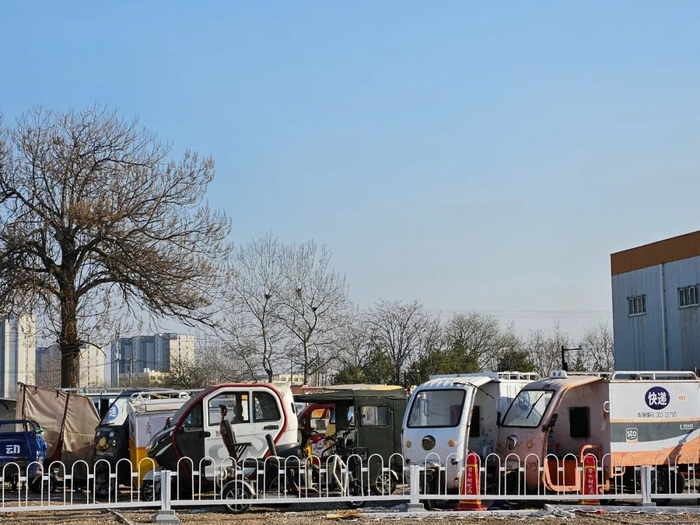 北京丰台区的违规“老头乐”停放点 于天昊摄