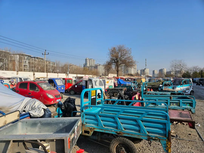 北京丰台区的一处违规三四轮车集中停放场 于天昊摄