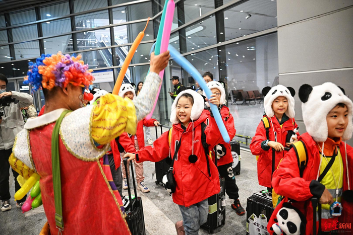 ▲小丑为同学们准备了气球礼物