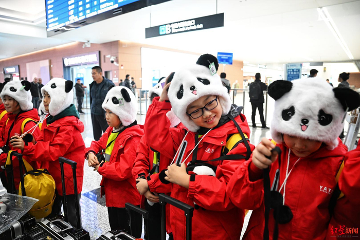 ▲鸡西市17名小学生抵达成都