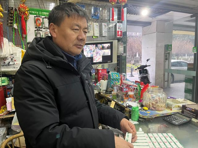 每天上午，王计兵守店到十点，等妻子来换班。 新京报记者 冯雨昕 摄