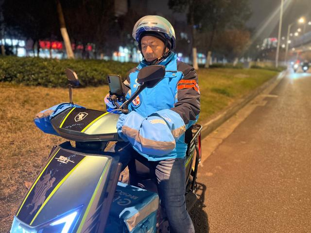 送外卖途中，王计兵在等红灯。 新京报记者 冯雨昕 摄