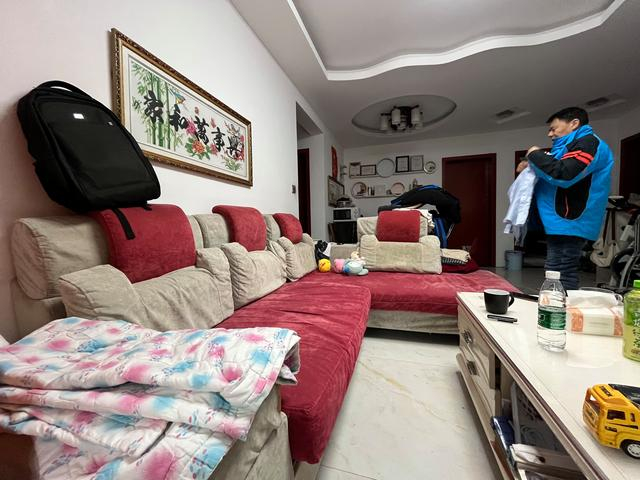 王计兵家中的旧沙发。是十几年前邻居送的，他一直舍不得换。新京报记者 冯雨昕 摄