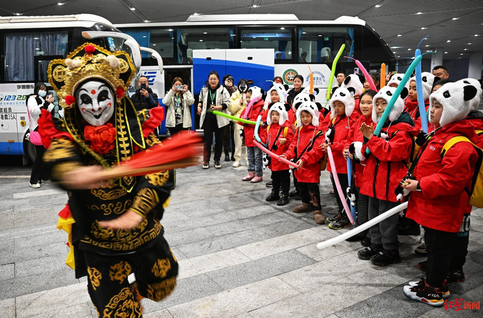 ▲小朋友们观看川剧变脸