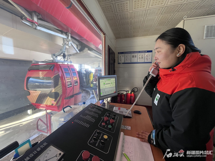 2023年12月22日，可可托海国际滑雪度假区，索道司机库丽恰提·木合亚提正在控制室忙碌。天山网-新疆日报记者 王晶晶 摄