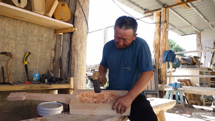 铁木尔加甫·卡汗别力克在自家的工棚里制作木质传统乐器。 付浩东摄