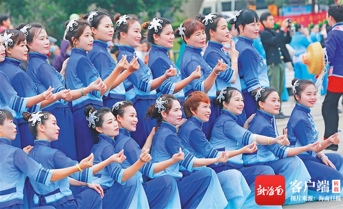 临高哩哩美演员演出结束后合影。海南日报记者 陈元才 摄