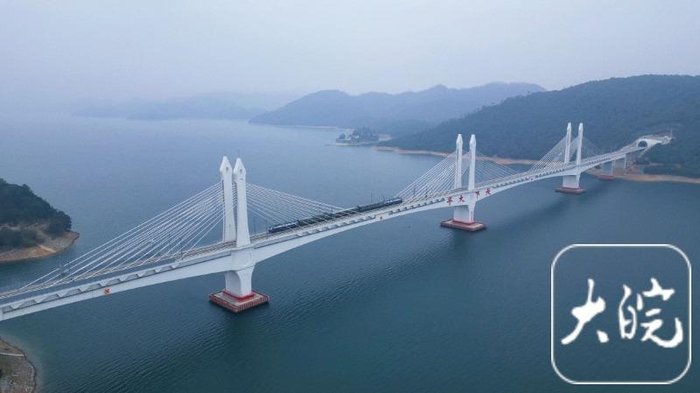 首列检测列车驶过池黄高铁太平湖特大桥。陈苏青/摄