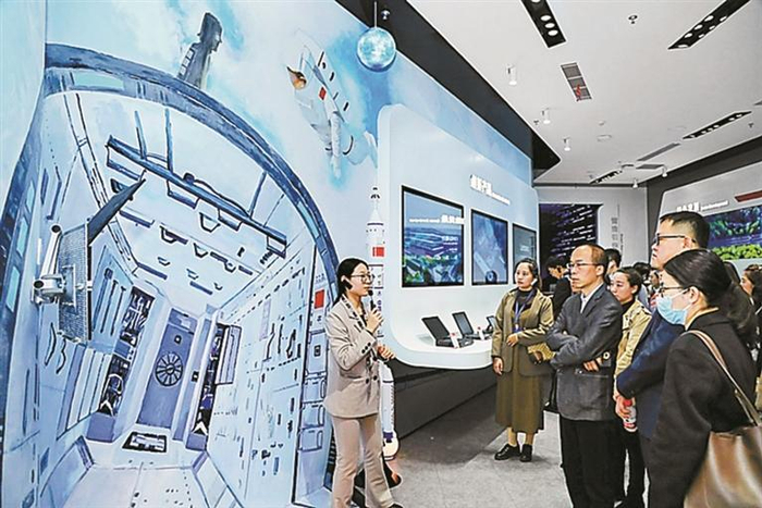     与会者参观联想南方制造基地。