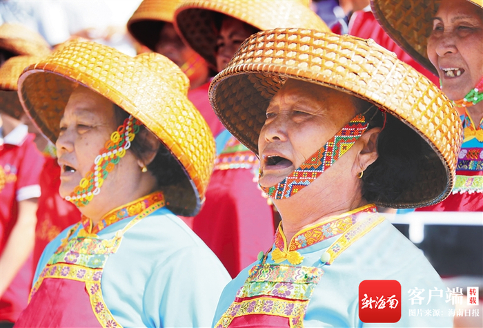 疍家人身着传统服饰唱咸水歌。资料图