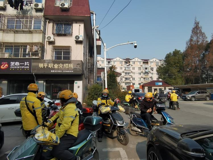 上午10时，京华路187弄小商品市场内，大量骑手正在等待送餐高峰的来临。