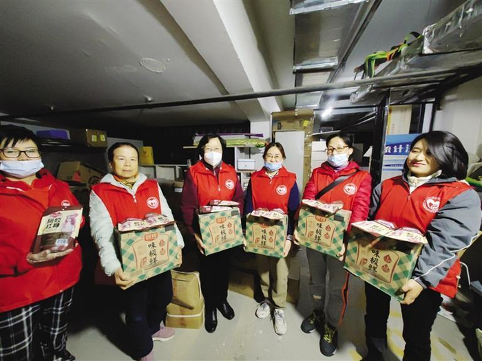     志愿者准备分发爱心物资