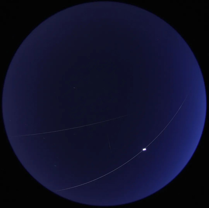 ���ʿռ�վ���칬�ռ�վͬʱ���������ϿյĹ켣ͼ/�ܷ��˹�ͼ