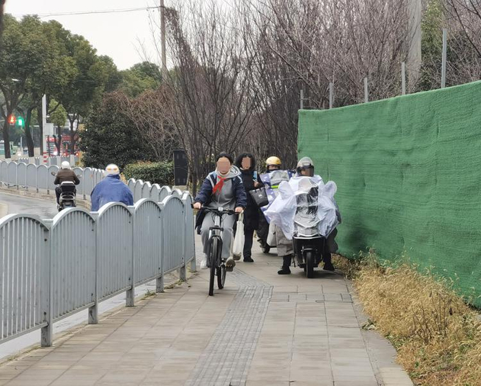 晚高峰，沪青平公路明珠路口西侧的一段人行道上逆行的电动自行车不少，其中包括戴着鲜艳黄色头盔的外卖骑手。