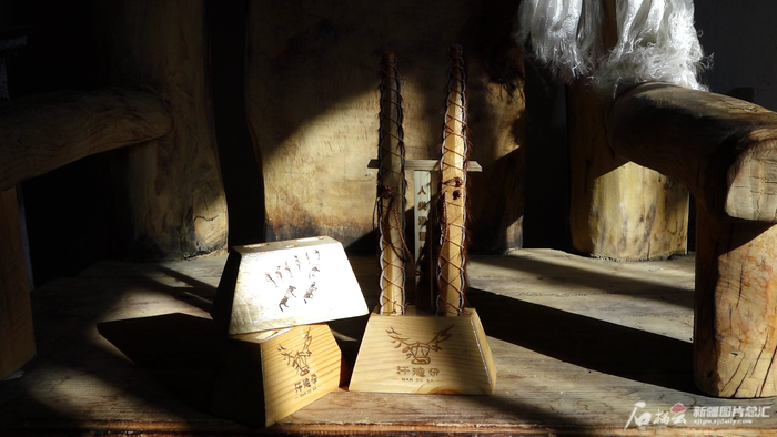 铁木尔加甫手工制作的毛皮滑雪版模型。付浩东摄