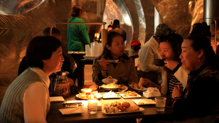 外地游客吃羊杂。