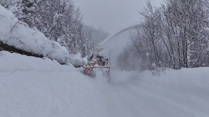 ▲1月13日，当地清雪队伍抓紧抢通道路。图据视觉中国