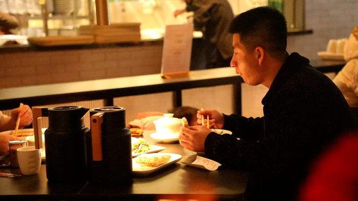 本地回头客就餐。