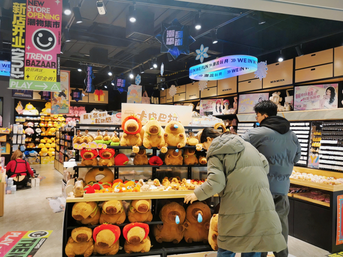 消费者正在挑选潮玩商品。
