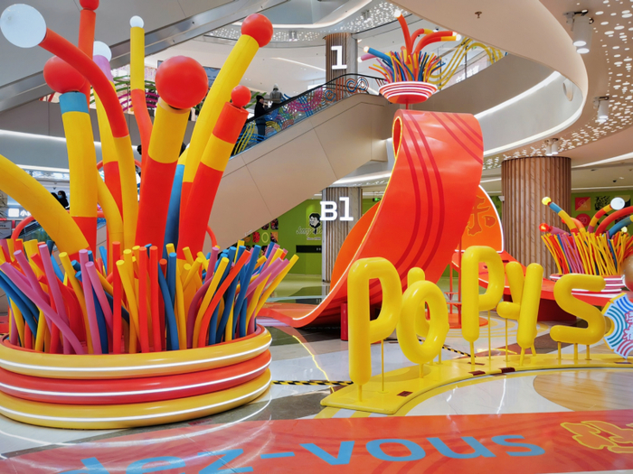 北辰荟中庭的互动艺术装置。