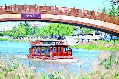 船在运河走，人在画中游。张昊摄/光明图片