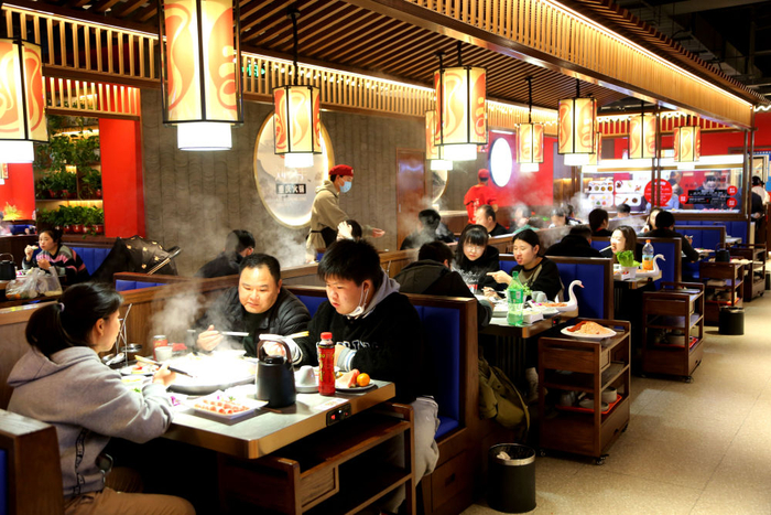 2023年11月26日，市民在江苏省连云港市连云区一家火锅店用餐。新华社发（王春 摄）