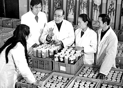 盖钧镒（右三）在指导学生鉴定、保存大豆种质资源。作者供图