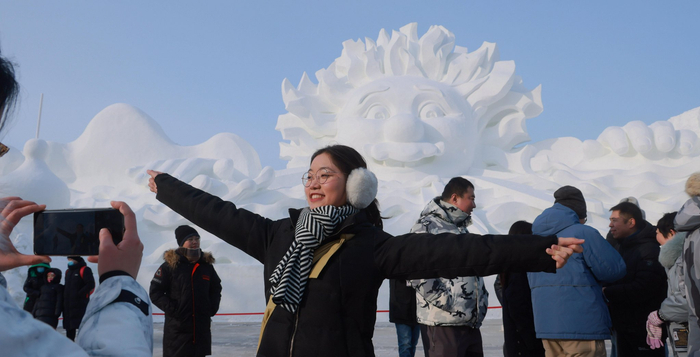 太阳岛雪博会上，巨型雪雕景观令人叹为观止