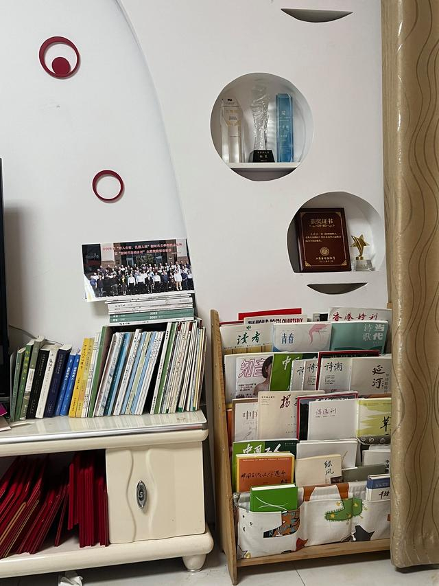 王计兵家中一角，存放着奖状、奖杯与诗刊。 新京报记者 冯雨昕 摄