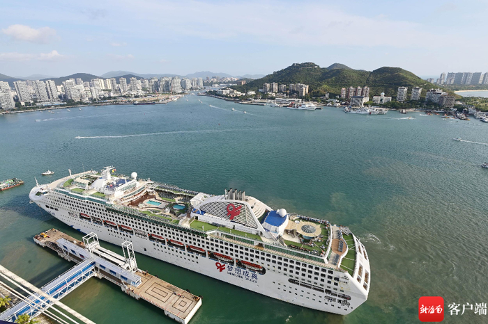 　　1月14日，“梦想号”邮轮缓缓停靠在三亚凤凰岛国际邮轮港。记者 沙晓峰 摄
