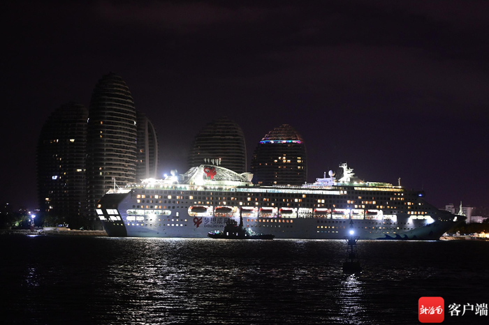 　1月15日零点30分，“梦想号”邮轮缓缓驶出三亚凤凰岛国际邮轮港。记者 沙晓峰 摄