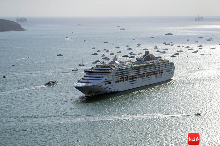 　　1月14日，“梦想号”邮轮缓缓驶进三亚凤凰岛国际邮轮港。记者 沙晓峰 摄