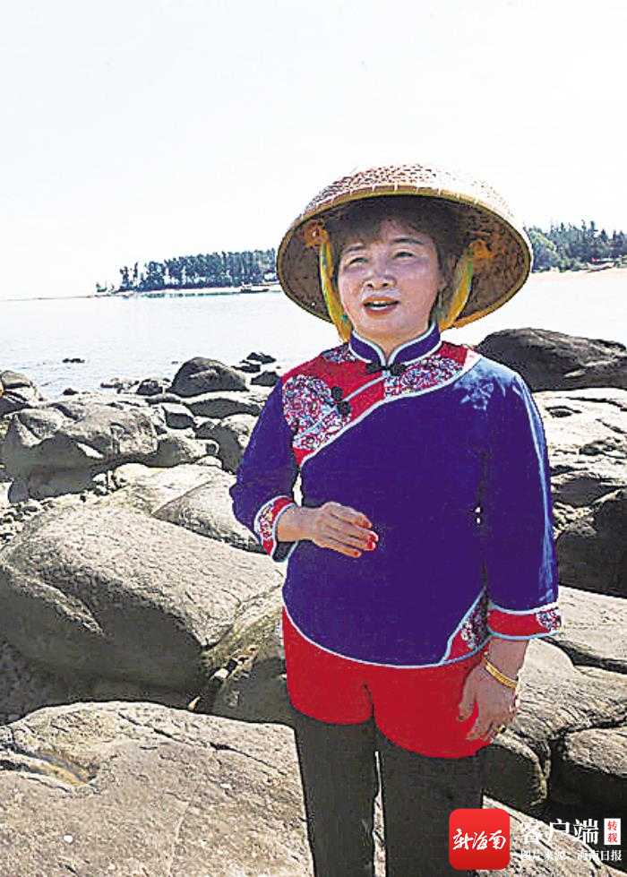 一名临高女子在海边唱哩哩美。陈望 摄